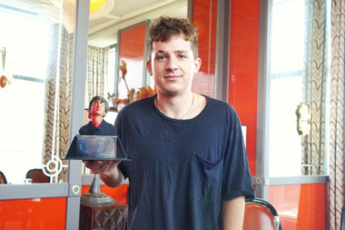 Charlie Puth dapat Penghargaan di Indonesia