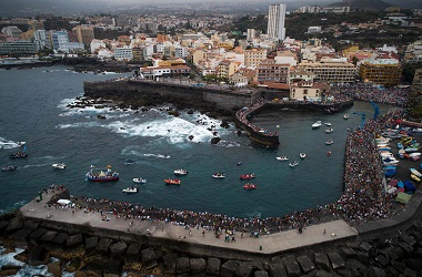Ombak Setinggi Balkon Apartemen Hantam Tenerife