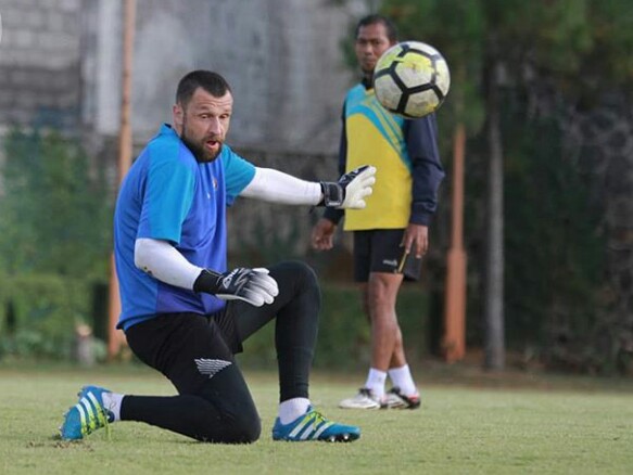 Pelatih Arema Komentari Blunder Kiper Srdan Ostojic