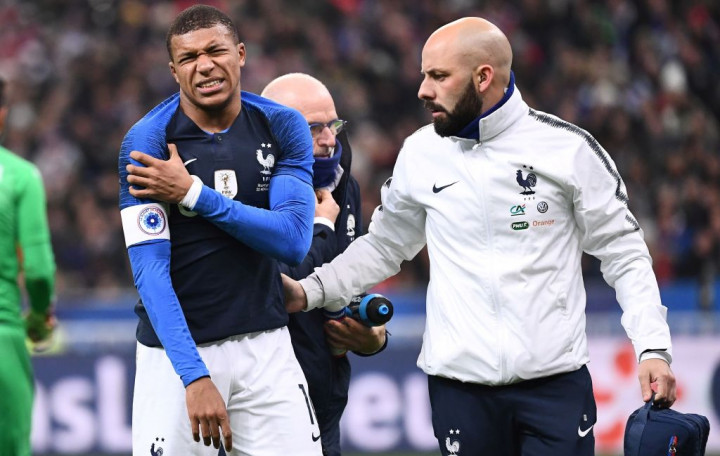 Cavani Komentari Cedera yang Menimpa Mbappe
