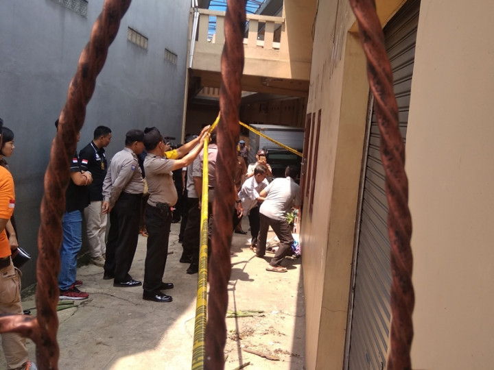Pintu Utama TKP Pembunuhan Keluarga Diperum Dibongkar