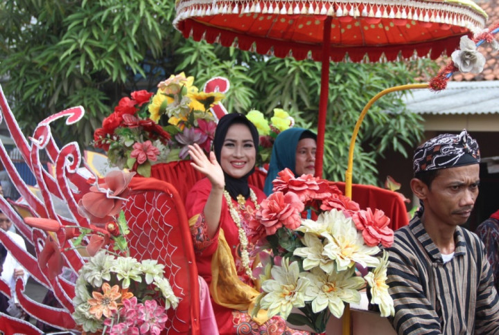 Kirab Ganti Kelambu Makam Syekh Junaedi di Brebes