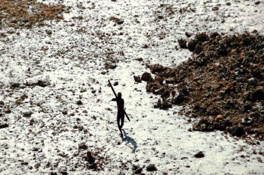 Suku Sentinelese hampir selalu menyerang siapapun yang berani mendekat. (Foto: INDIAN COASTGUARD/SURVIVAL INTERNATIONAL)