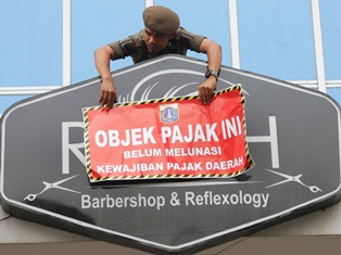 5 Tempat Usaha di Jakbar Dipasangi Stiker Tunggak Pajak
