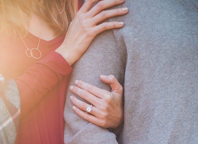 Meskipun mungkin tampak seperti hal kecil, tindakan kasih sayang seperti berpegangan adalah cara yang kuat untuk tetap terhubung dengan pasangan. (Foto: Heather Mount/Unsplash.com)