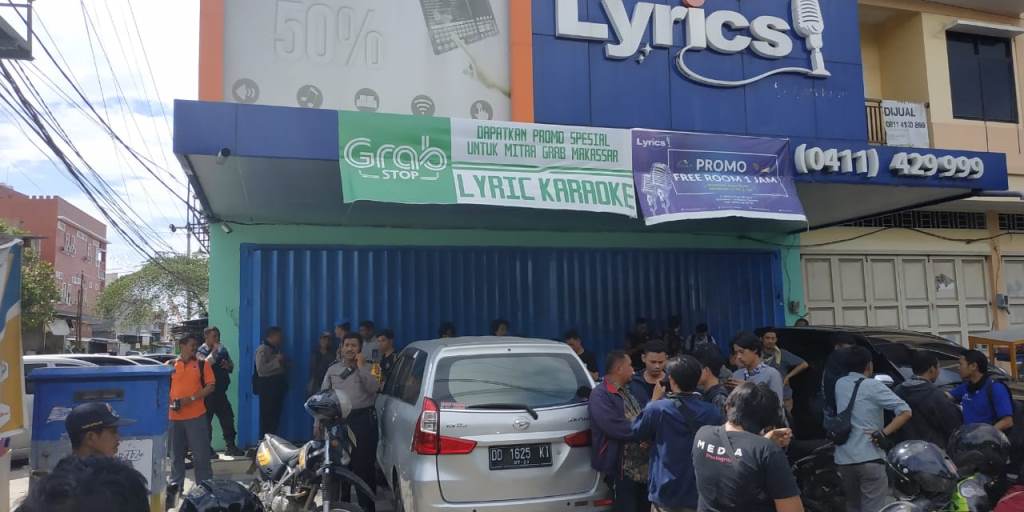 Pemerintah Kota Makassar, Sulawesi Selatan, menutup sebuah usaha rumah bernyanyi bernama 'Lyric' di Jalan Pelita Raya, Kecamatan Rappoconi, Kamis, 22 November 2018. Medcom.id/ Andi Aan Pranata.