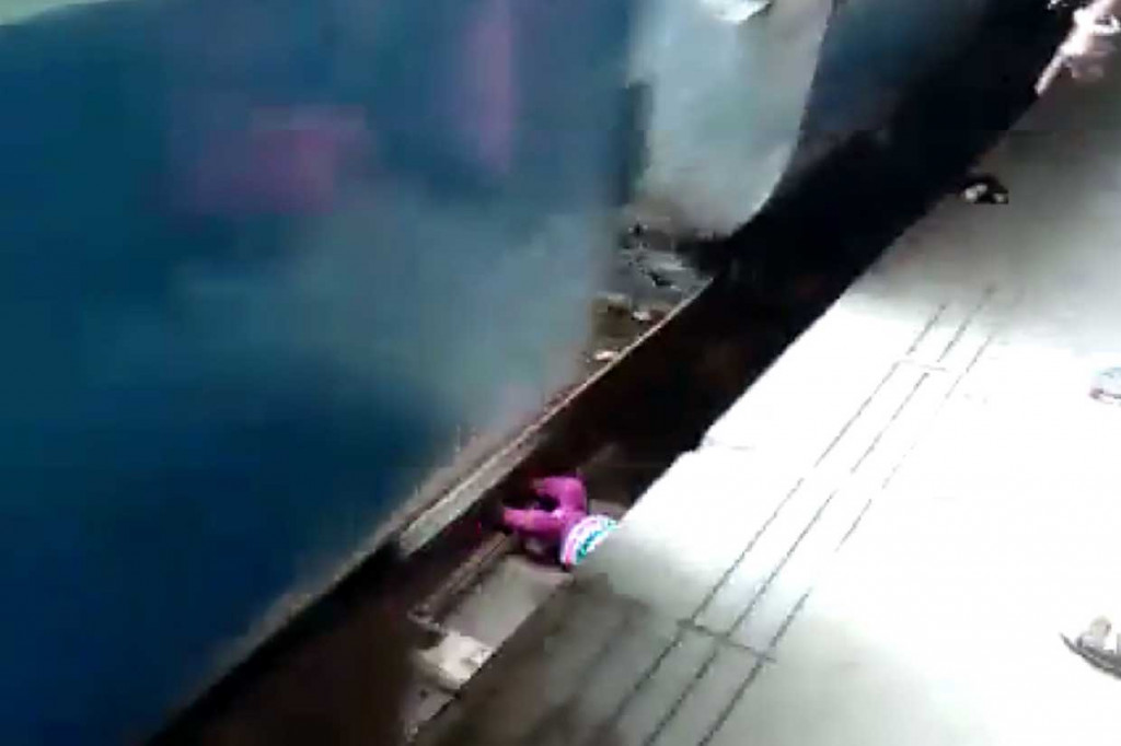 Jatuh di Rel, Bayi Ini Selamat Tanpa Luka