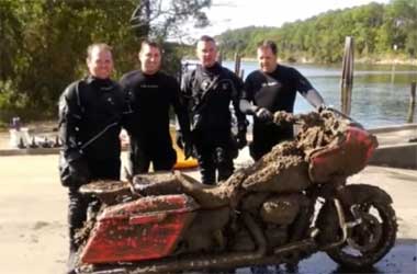 Harley-Davidson Road Glide ini Ditemukan di Dasar Sungai