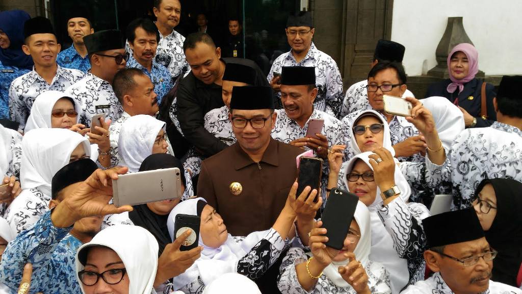 Gubernur Ridwan Kamil bersama para guru di Gedung Sate, Jalan Diponegoro, Kota Bandung, Senin 26 November 2018.