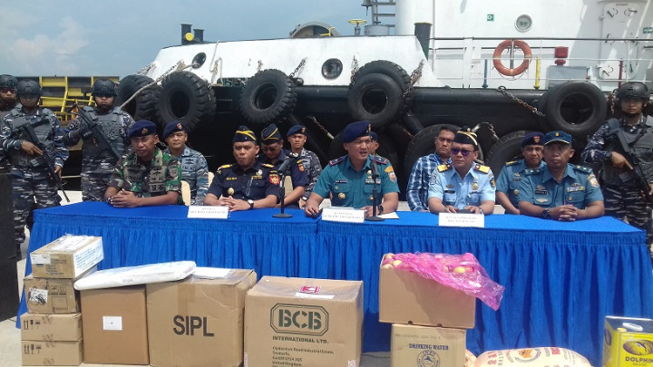 KRI Kalmapur Tangkap Kapal Asing sedang Bongkar Muat Barang