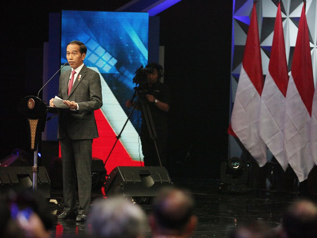  Presiden Joko Widodo menyampaikan pidato utama ketika menghadiri acara puncak HUT ke-18 Metro TV di Kantor Media Group, Kedoya, Jakarta, Senin (26/11) malam. Foto: MI/Rommy Pujianto.