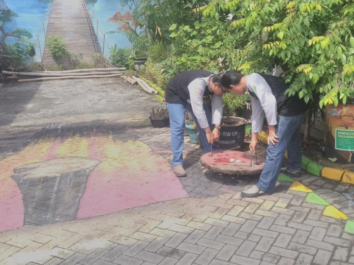 Warga di Sidoarjo Buat Sumur Resapan Biopori