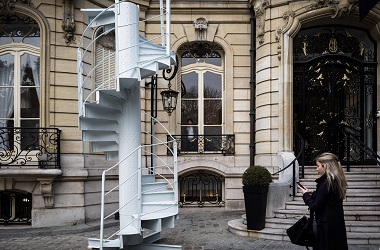 Tangga Menara Eiffel Terjual Rp2,7 Miliar