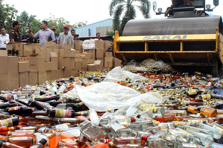 Rokok dan Miras Ilegal Senilai Rp2,2 M Dimusnahkan