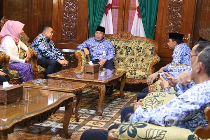 Bupati Jepara Ahmad Marzuqi menerima kunjungan Duta besar Kamboja di Pendapa Kabupaten  Jepara. Medcom.id/Rhobi Shani