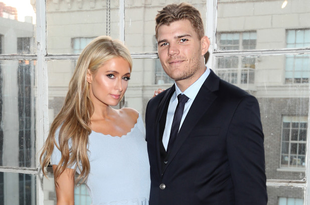 Paris Hilton Ungkap Alasan Batalkan Pertunangan dengan Chris Zylka