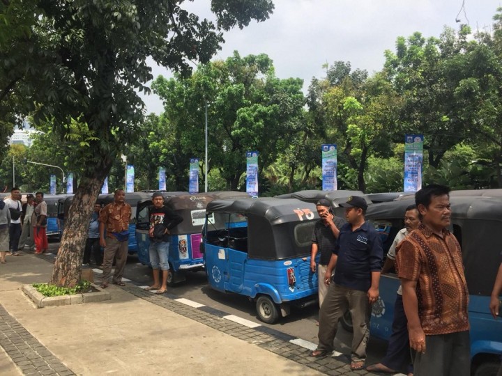 Sopir Bajaj Mogok di Depan Kantor Anies