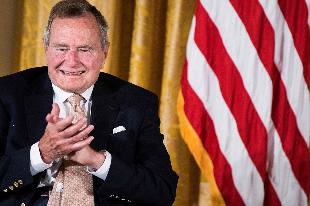 George HW Bush dalam sebuah acara di Gedung Putih, Washington, 15 Juli 2013. (Foto: AFP/BRENDAN SMIALOWSKI)