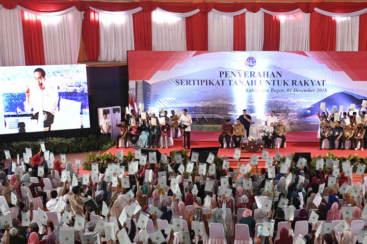 Jokowi Bagikan 3.000 Sertifikat Tanah ke Warga Bogor