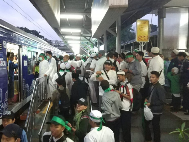 Massa 212 Padati Stasiun KRL di Tangsel