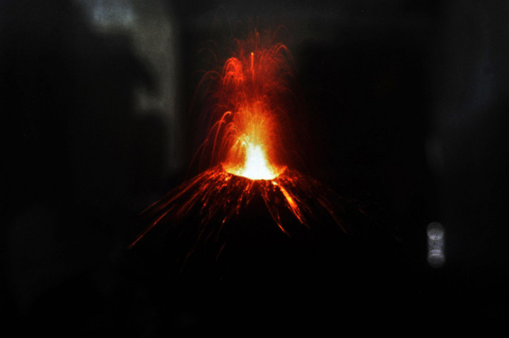 Gunung Anak Krakatau Keluarkan Ratusan Letusan Awan Hitam