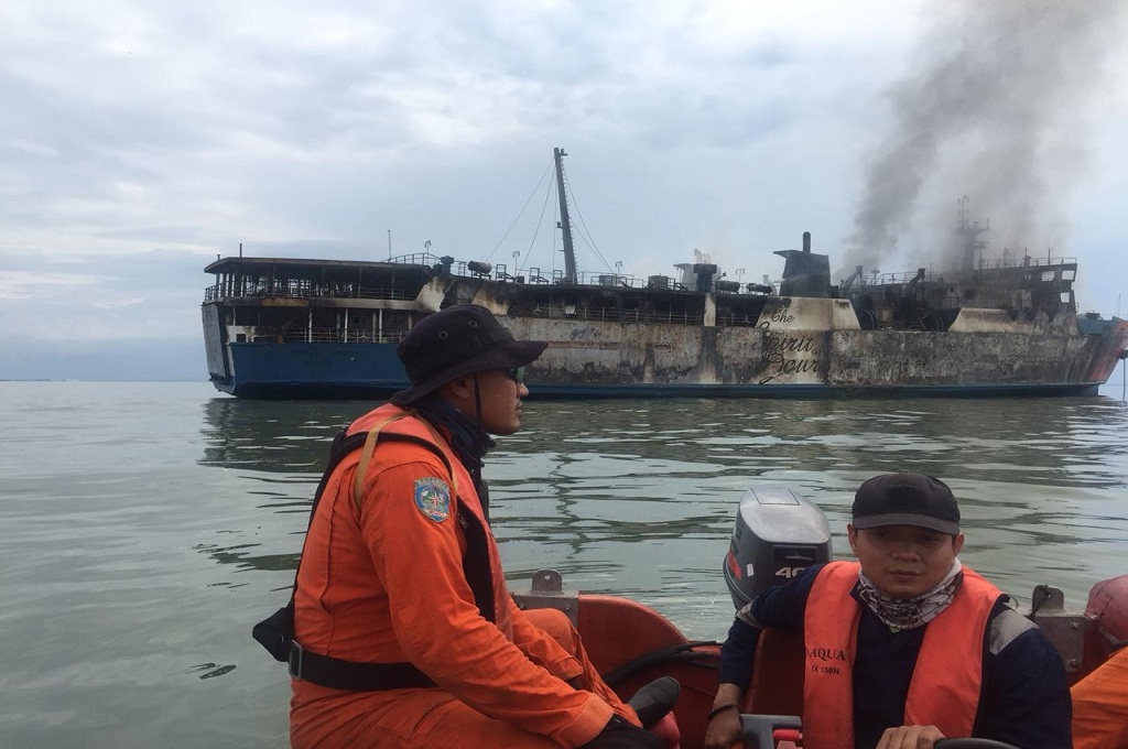 Petugas SAR berada di lokasi kapal terbakar di perairan Gresik, Senin, 3 Desember 2018, dok: SAR Surabaya