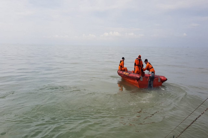 Pencarian Korban Kapal Terbakar Terkendala Asap
