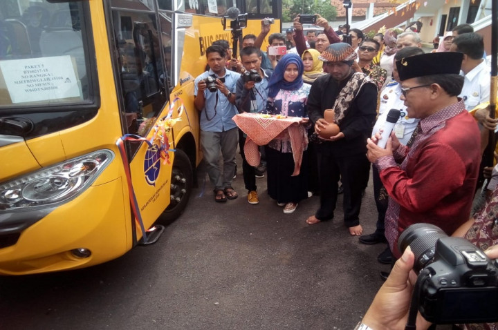 Sepanjang 2018, Kemenhub Bagikan 180 Bus Sekolah