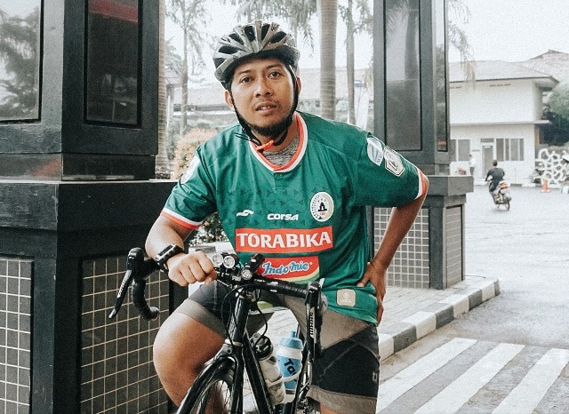 Seorang Fans 'Gila' PSS Bersepeda Yogyakarta-Bogor