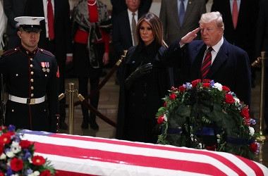 Trump Beri Penghormatan Terakhir untuk Bush Senior