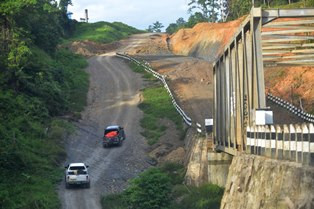 Pembangunan Jembatan Berada di Distrik yang Terisolasi
