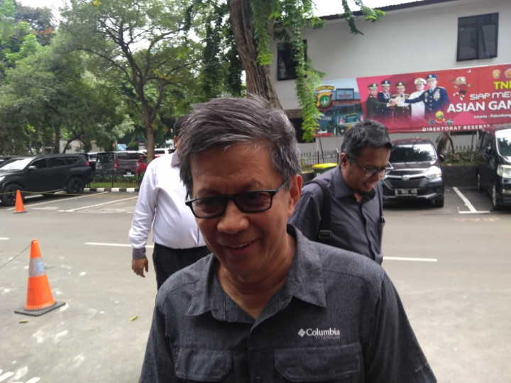 Rocky Gerung Mangkir karena Naik Gunung