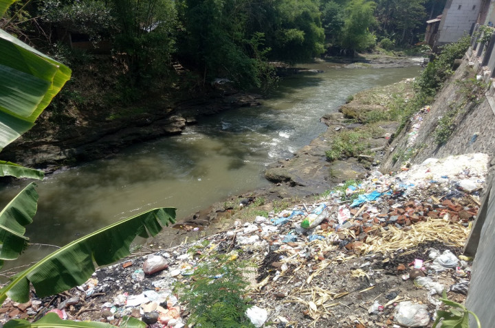 Diawasi CCTV, Sampah Masih Dibuang ke Sungai Brantas