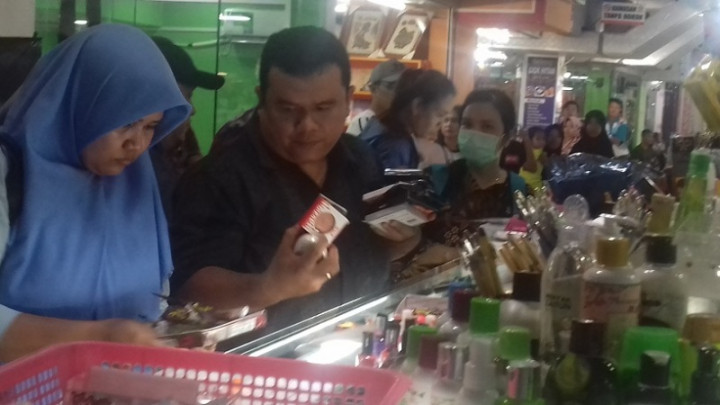 Puluhan Karyawan Toko Kosmetik di Batam Kocar-kacir Dirazia BPOM