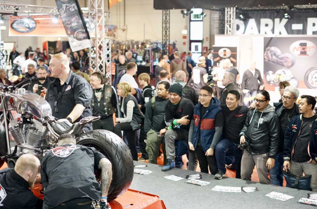 Serunya kompetisi membangun motor secara live yang dilakukan builder di Custombike Show, Jerman. SML