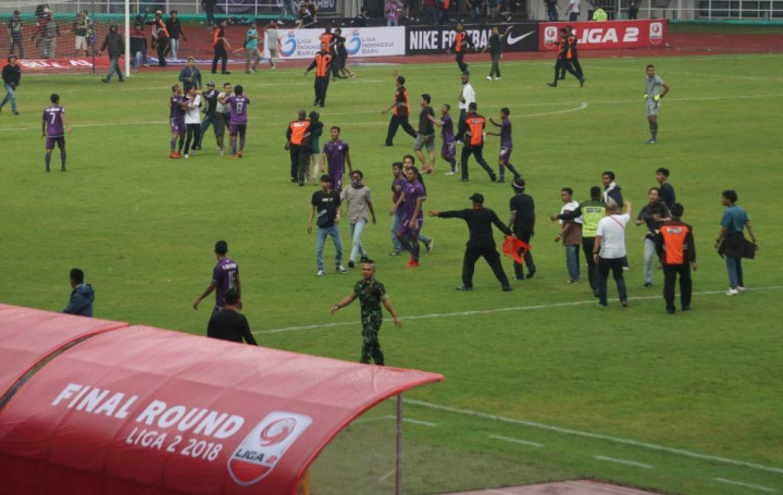 Pelatih Persita Merasa Dirugikan Suporter Sendiri