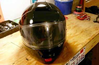 Jangan Lalai Bersihkan Kaca Helm saat Musim Hujan