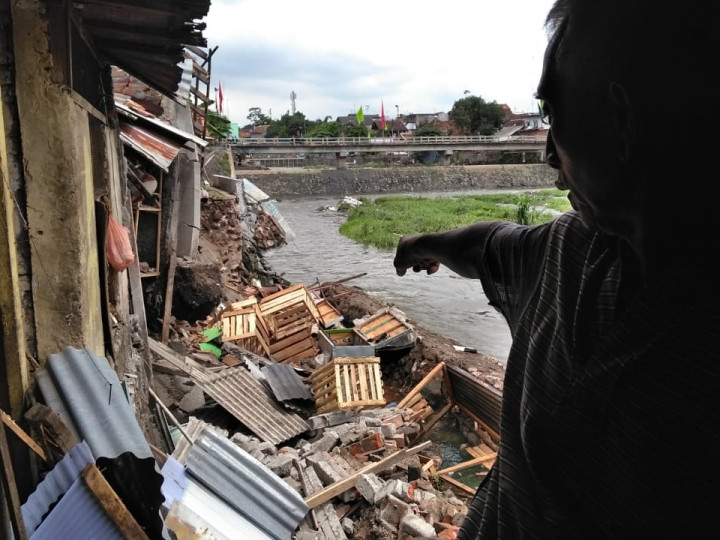 Bagian Talut Bantaran Sungai Code Ambrol