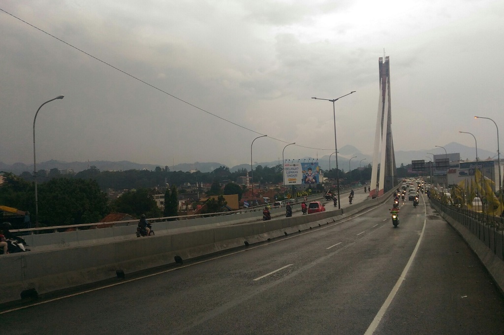 Suasana lalu lintas di Jembatan Layang Pasopati, Kota Bandung, Selasa 4 Desember 2018, Medcom.id - Roni Kurniawan