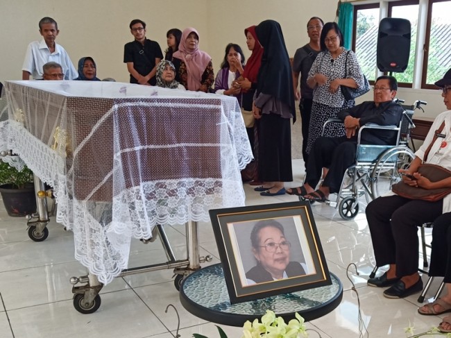  Pelayat memberikan penghormatan terakhir, dengan salat jenazah dan berdoa didepan jenazah NH Dini, Rabu 5 Desember 2018. Medcom.id/Budi Arista Romadhoni 