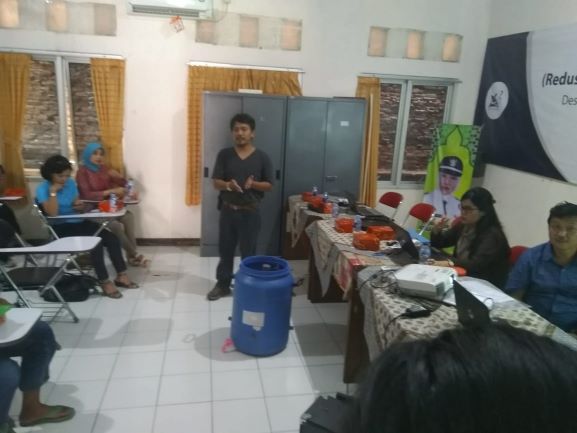 Universitas Esa Unggul menyediakan Tong Sampah Composter yang didesain untuk mengolah sampah organik menjadi pupuk, UEU/humas.