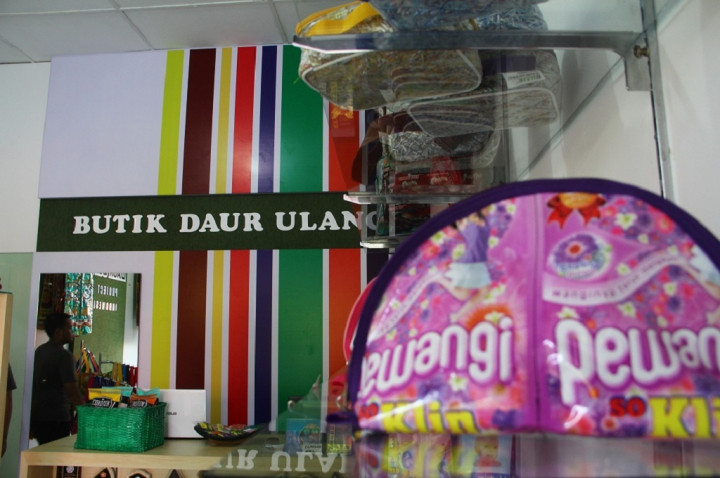 Kisah Hijrah Purnama Ubah Sampah Plastik Bernilai Ekonomi