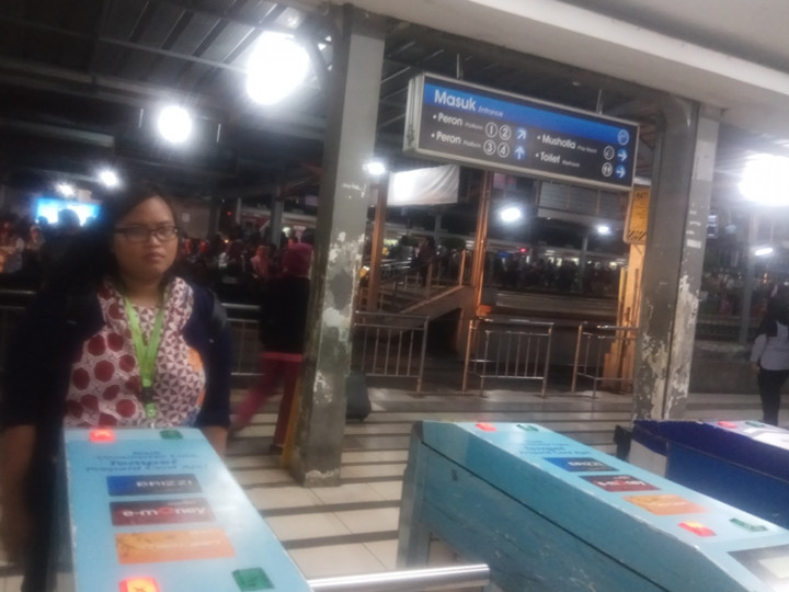 KRL Kepulkan Asap di Stasiun Depok Lama