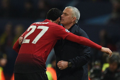 Jose Mourinho dan Fellaini (AFP/OLI SCARFF)