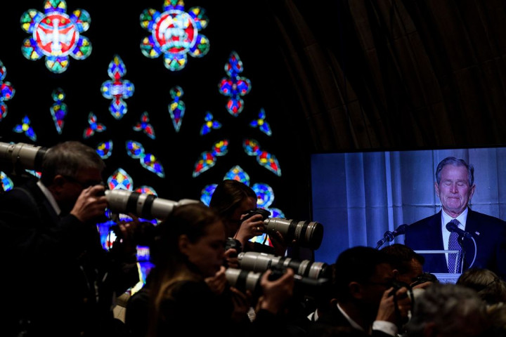 Tawa dan Tangis George W Bush untuk Ayahnya