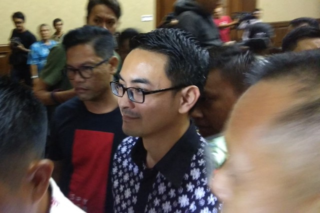 Zumi Zola Divonis Enam Tahun Penjara