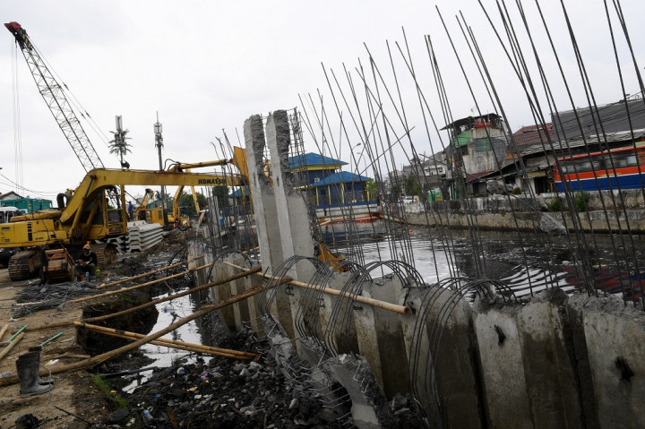Crane Pembangunan Turap Kali Sentiong Jatuh