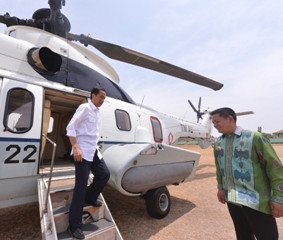 Presiden Joko Widodo saat turun dari helikopter. Foto: Setpres