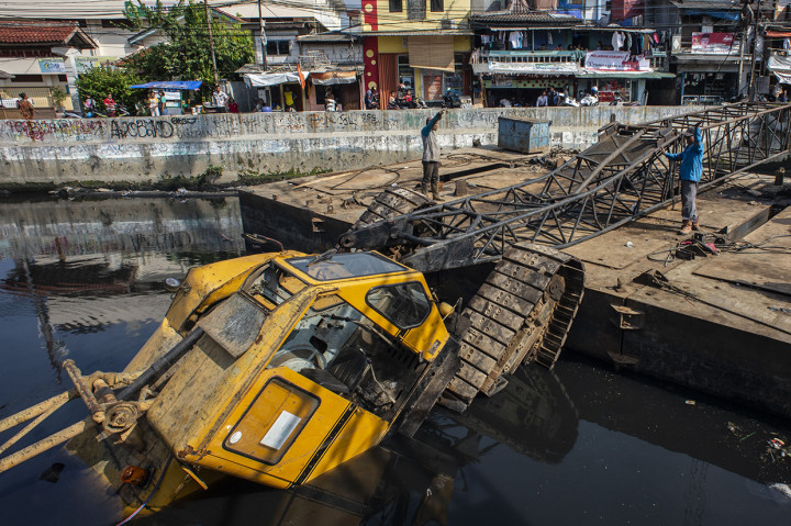 Crane Pembangunan Turap Kali Sentiong Roboh, 3 Orang Terluka