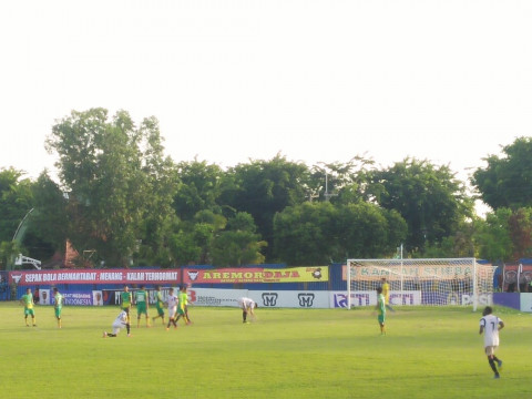 Suasana pertandingan Madura United vs Madura FC di Stadion A